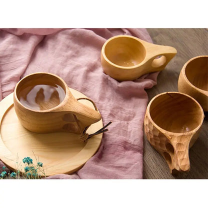 Taza artesanal escandinava de madera clara kuksa