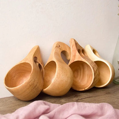 Taza artesanal escandinava de madera clara kuksa